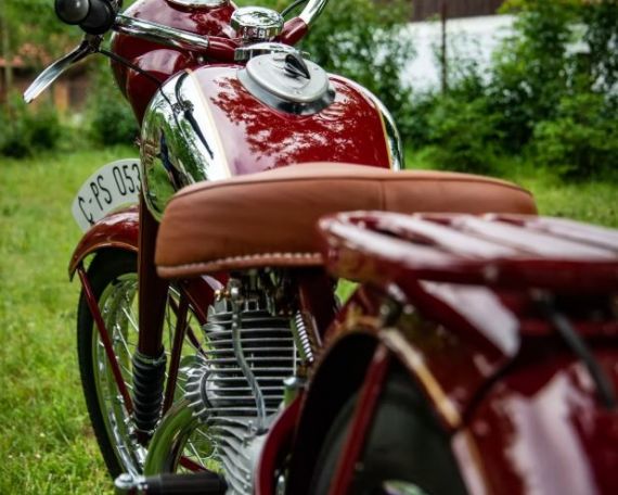 Z prachu zpět do formy – renovace Jawa 250