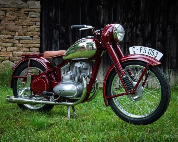 Legendární Jawa 250 v novém kabátě