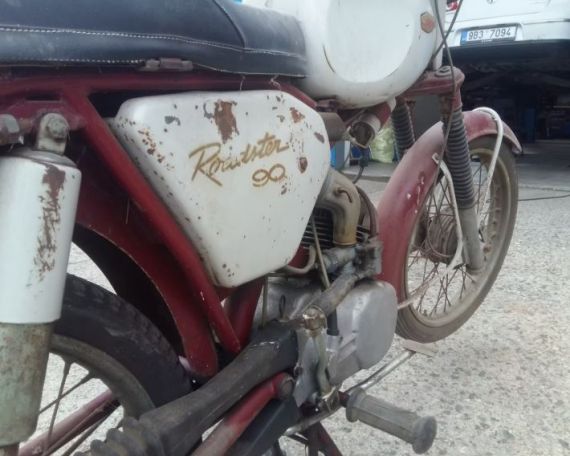 Od zrezivělého rámu k ikoně – renovujeme Jawu Roadster 90