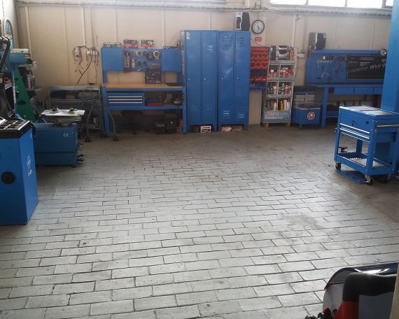 Naše technické zázemí, kde pečujeme o vaše stroje